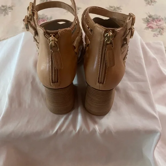 Vince Camuto - Picture 4 of 12